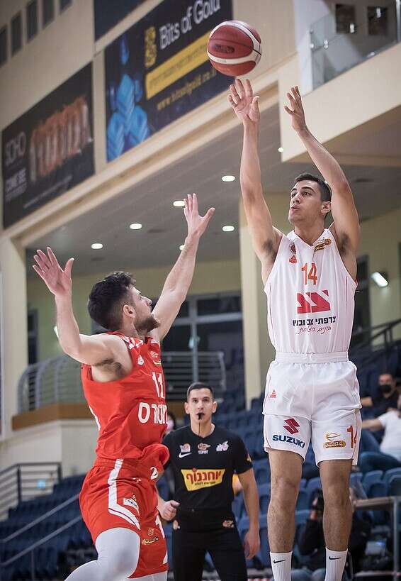 דוברת עולה לזריקה // צילום: עודד קרני